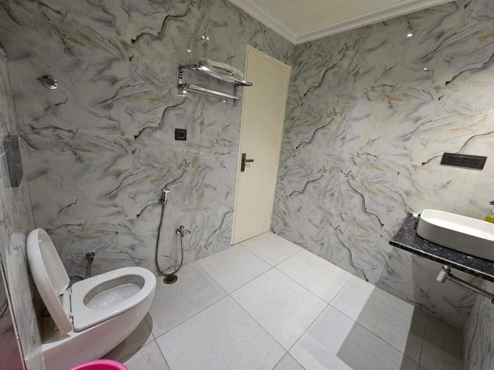 Hotel The Glass House Grander Noida Exterior foto