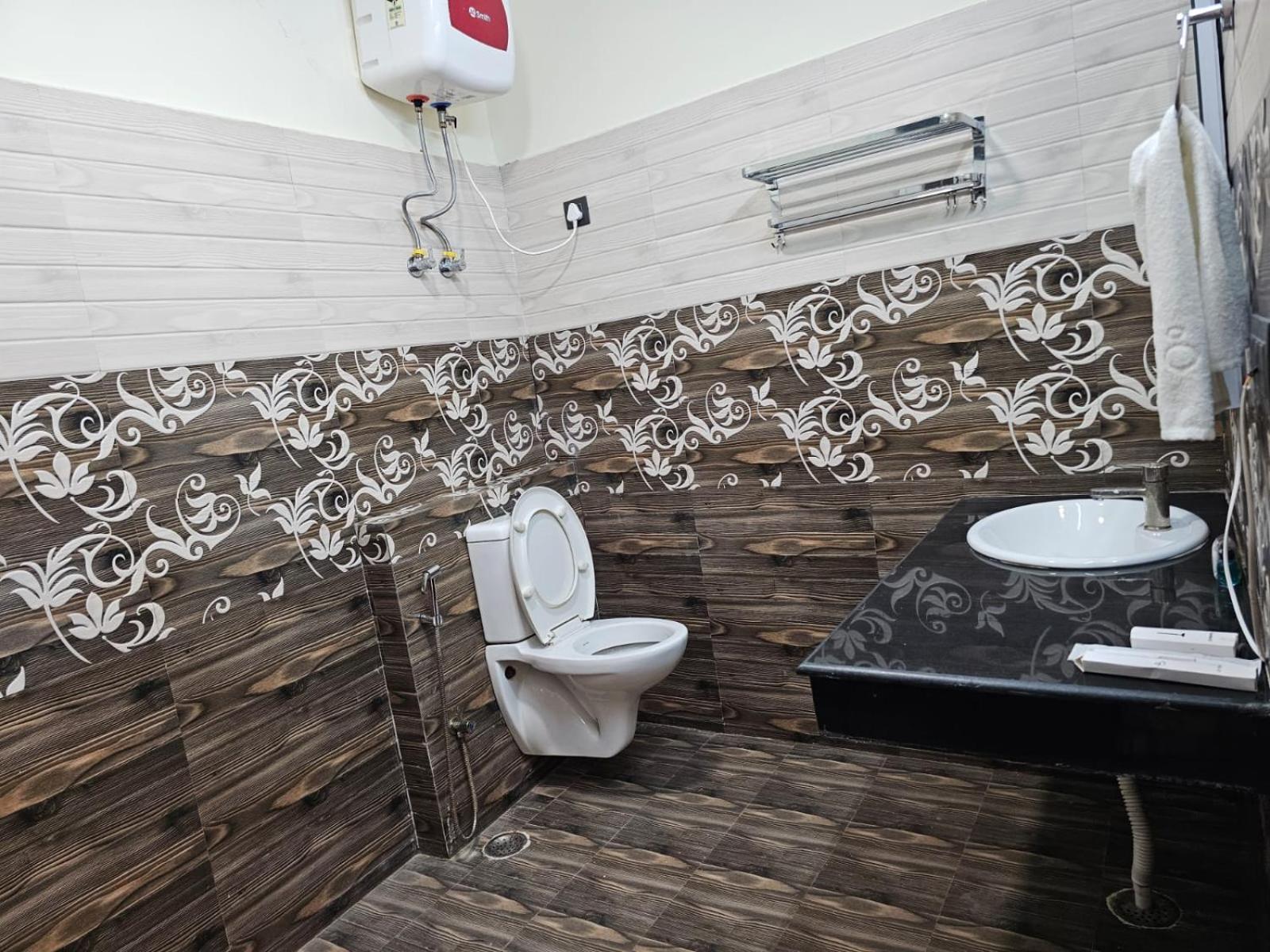 Hotel The Glass House Grander Noida Exterior foto
