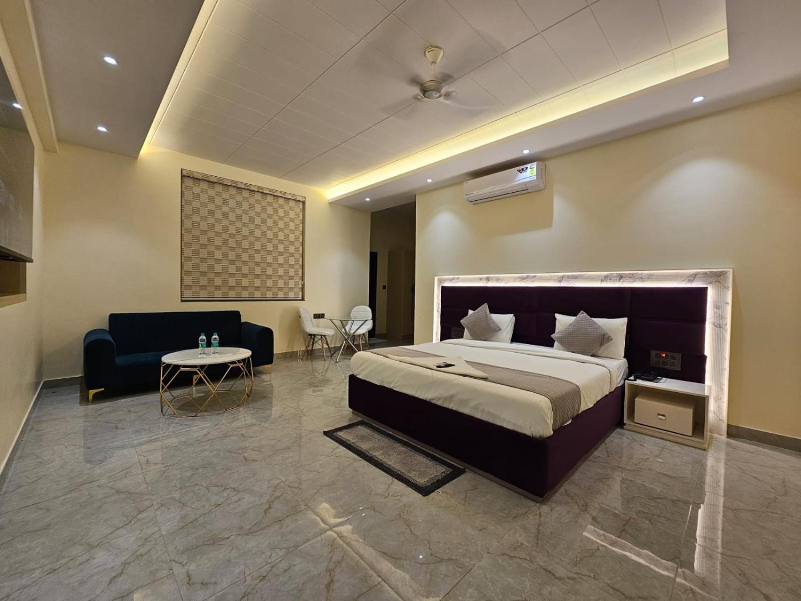 Hotel The Glass House Grander Noida Exterior foto