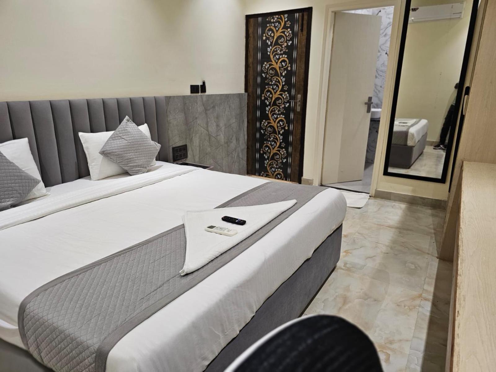 Hotel The Glass House Grander Noida Exterior foto