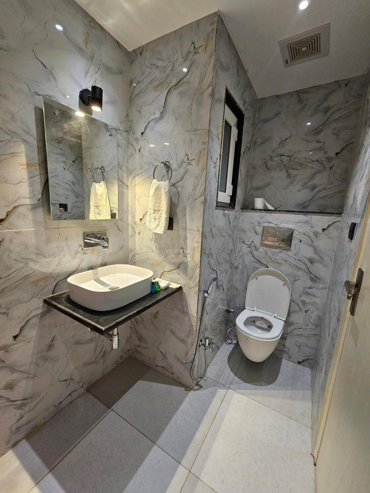 Hotel The Glass House Grander Noida Exterior foto