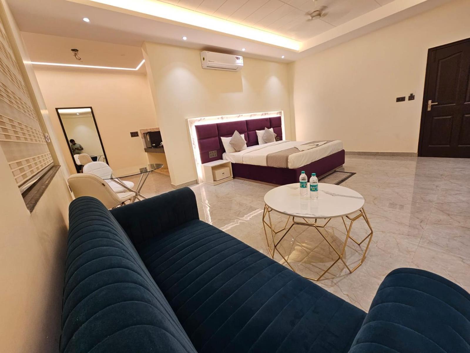 Hotel The Glass House Grander Noida Exterior foto