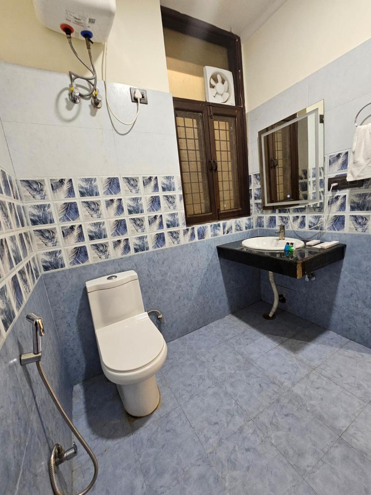 Hotel The Glass House Grander Noida Exterior foto