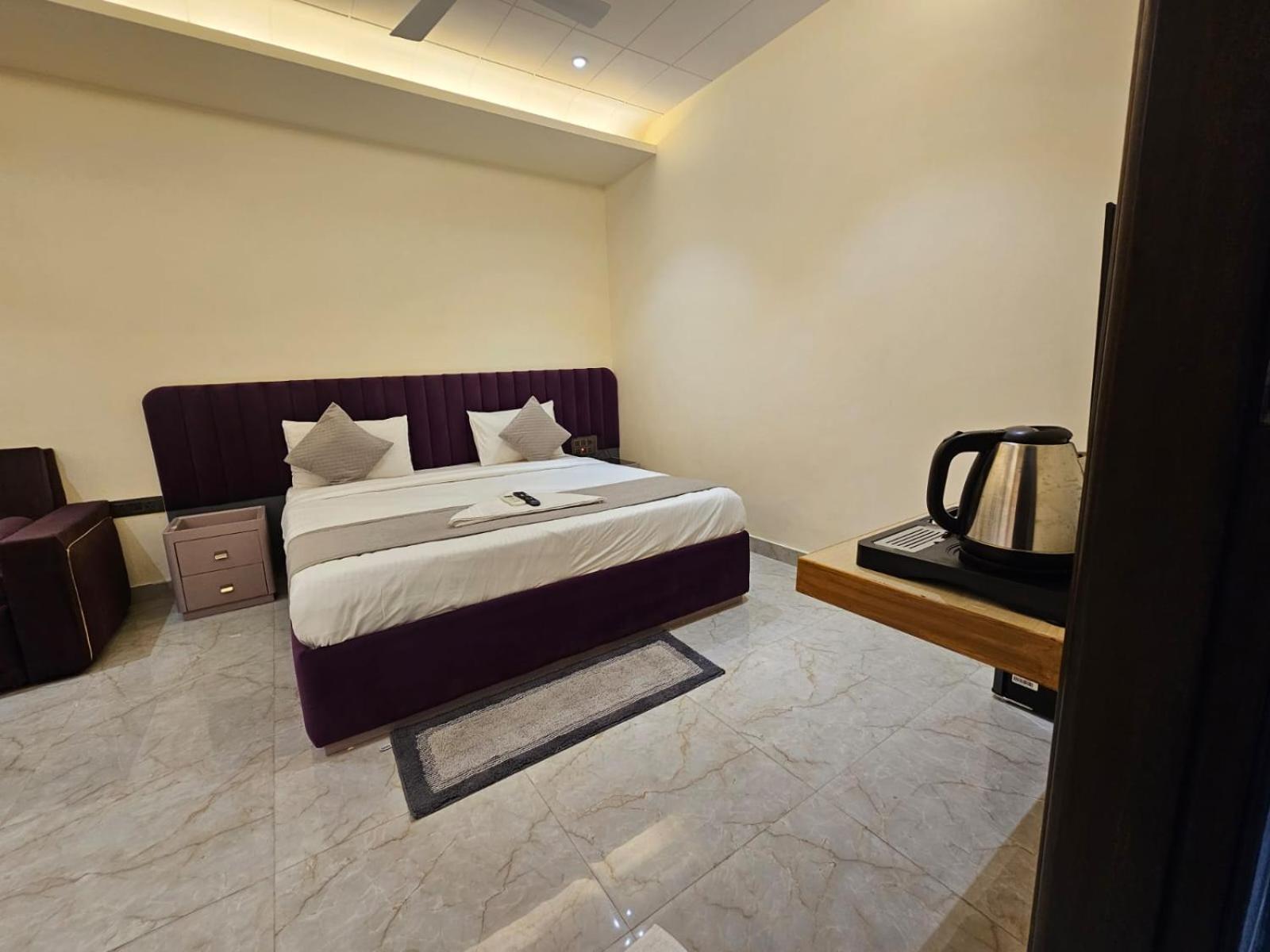 Hotel The Glass House Grander Noida Exterior foto