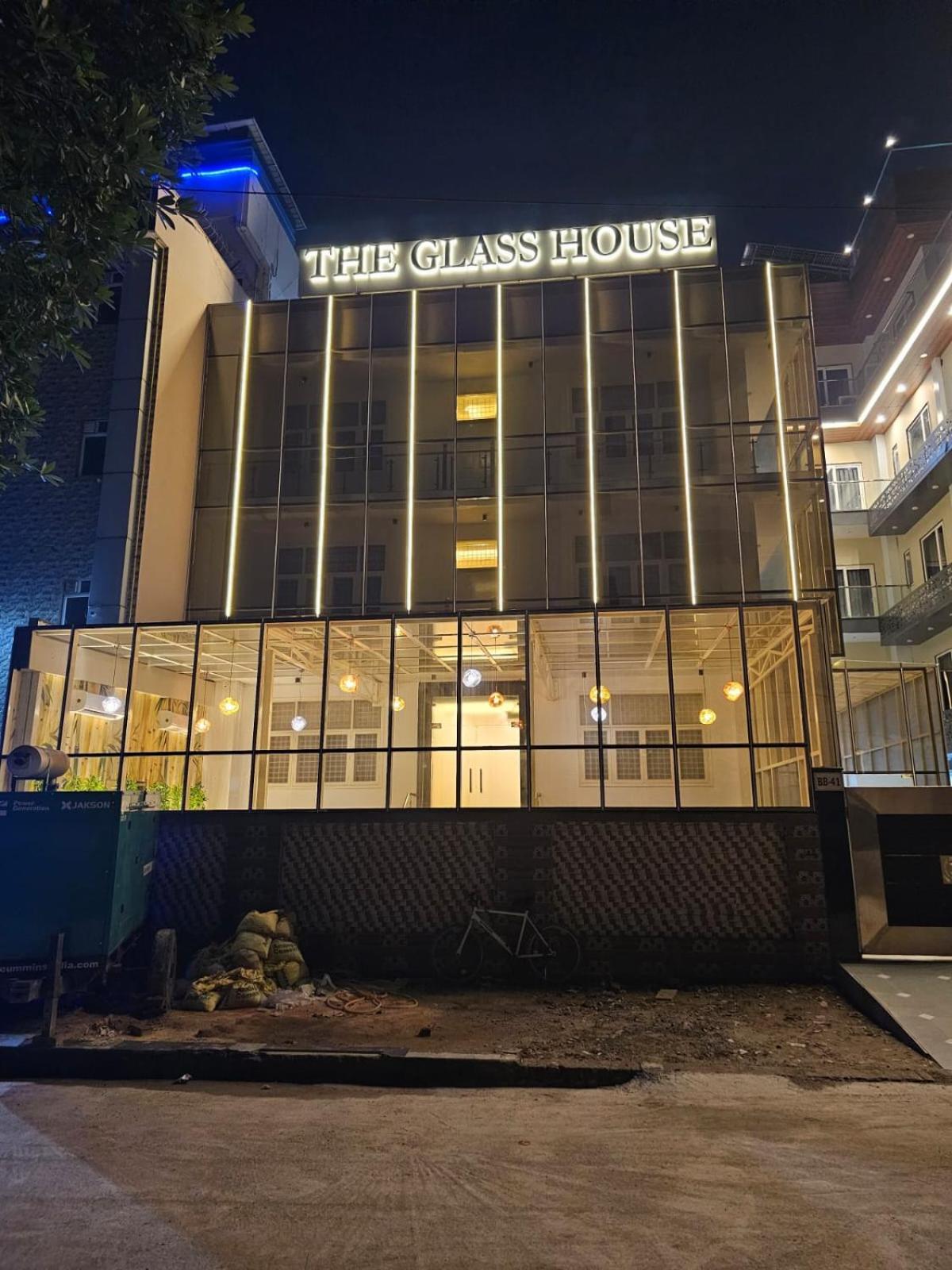 Hotel The Glass House Grander Noida Exterior foto