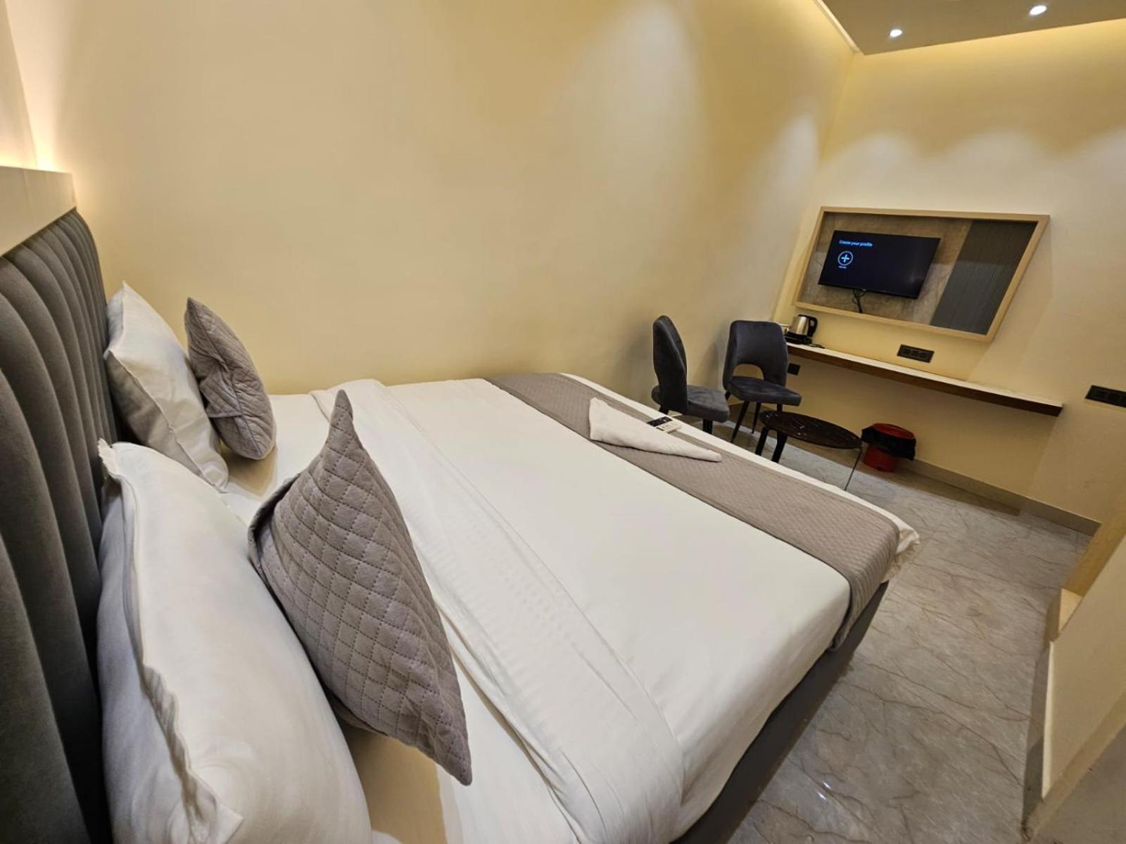 Hotel The Glass House Grander Noida Exterior foto